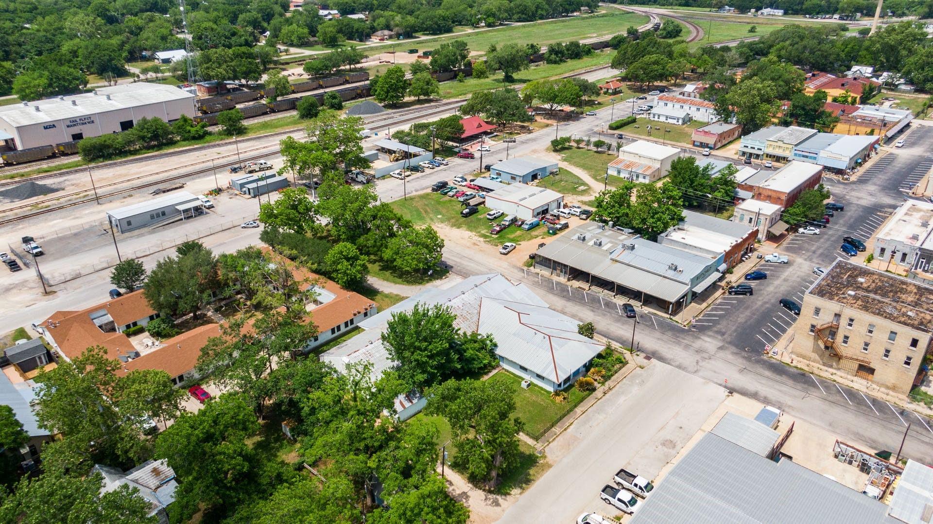 202 2nd ST, Smithville, TX 78957 photo 3