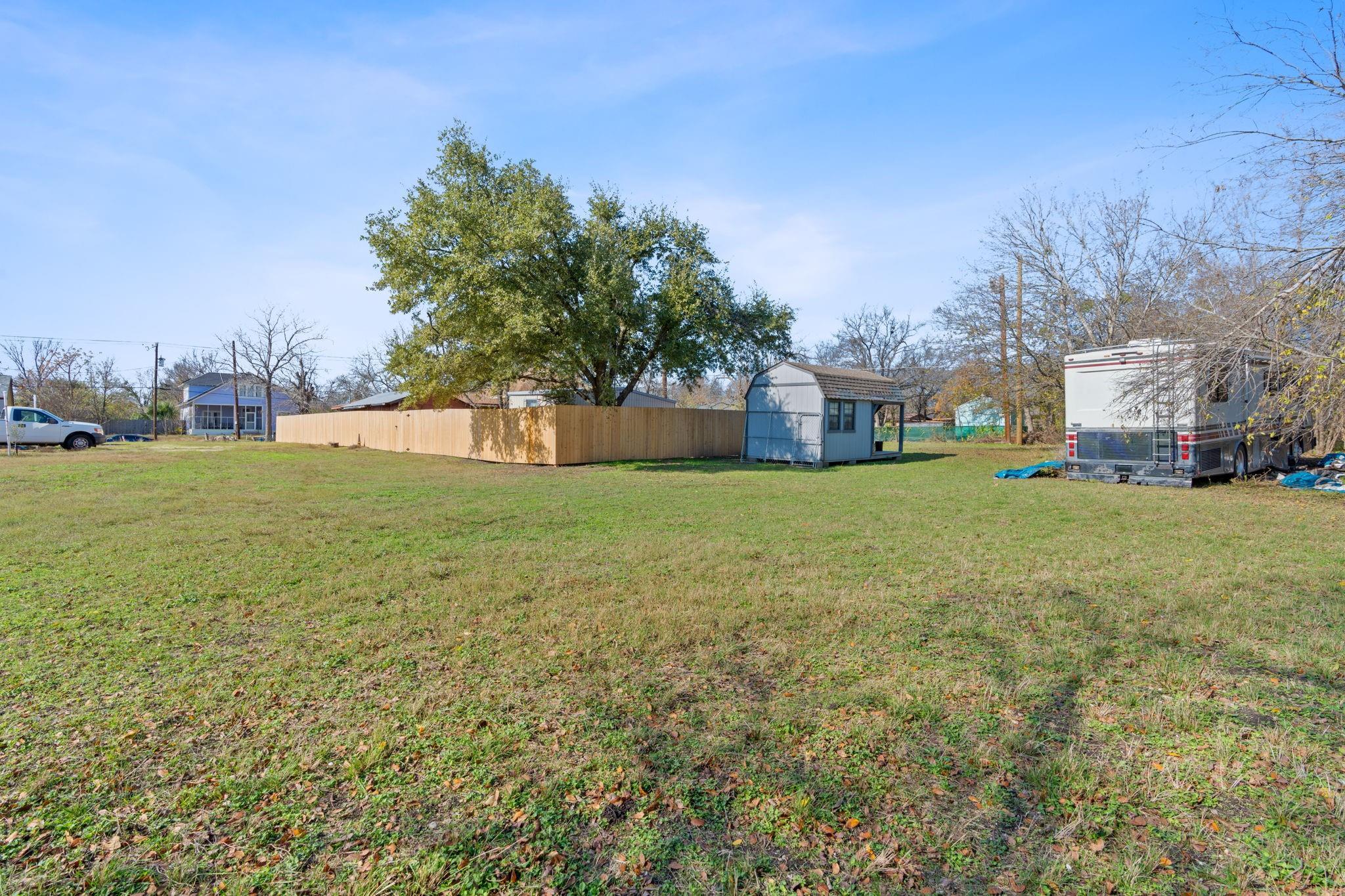 842 Kimbro ST, Taylor, TX 76574 photo 2