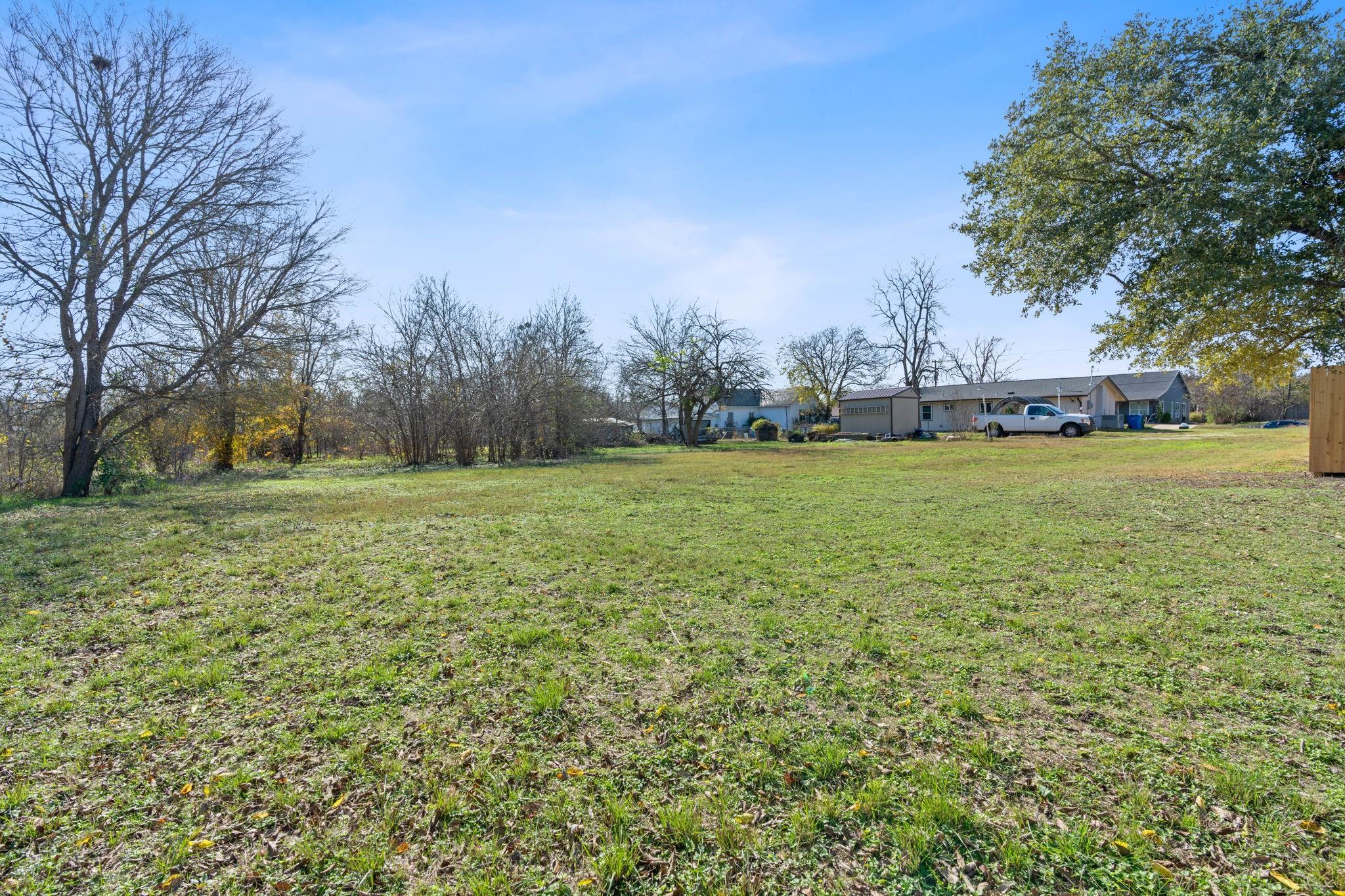 842 Kimbro ST, Taylor, TX 76574 photo 3