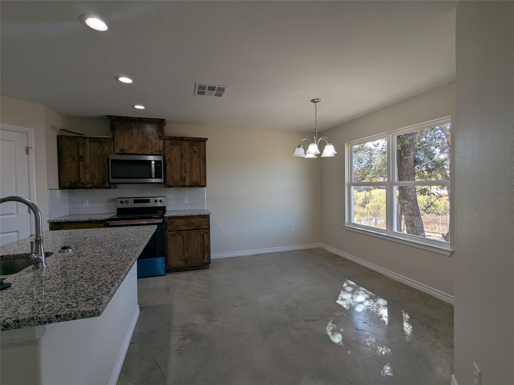 1023 Fieldstone DR, Lampasas, TX 76550 photo 5