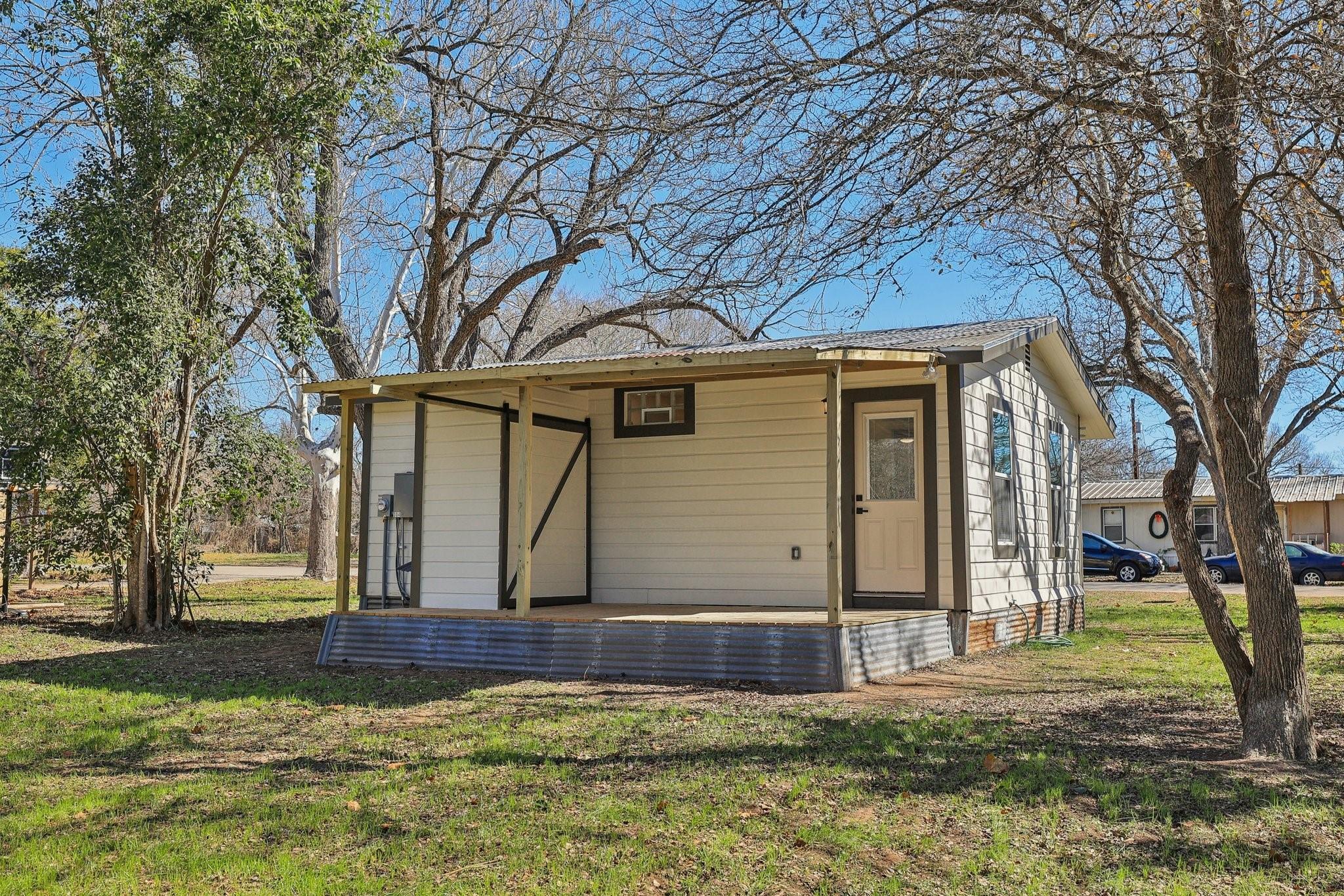 304 Harris ST, Smithville, TX 78957 photo 4