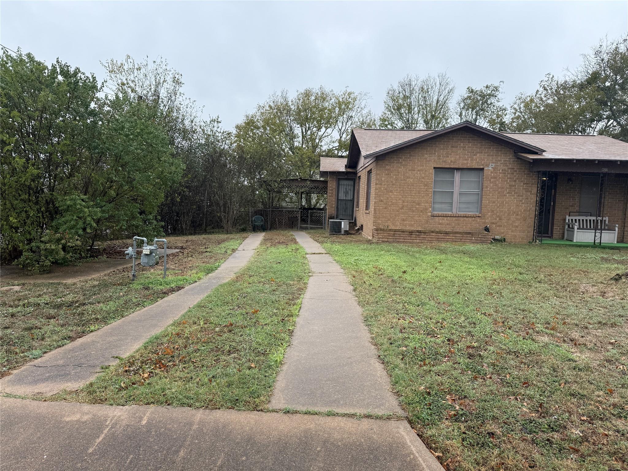 823 Ellis ST, Giddings, TX 78942 photo 2