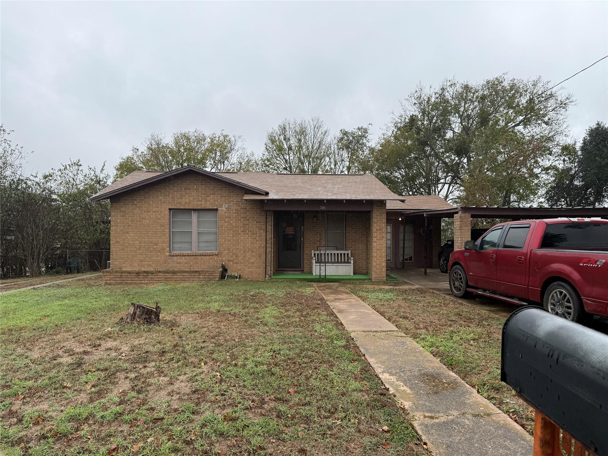 823 Ellis ST, Giddings, TX 78942 photo 3