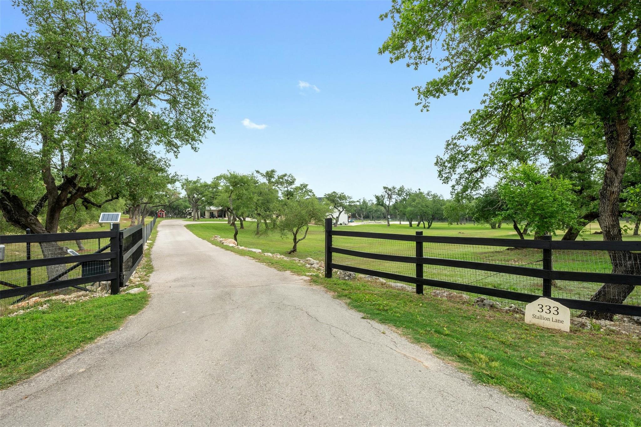 333 Stallion LN, Dripping Springs, TX 78620 photo 4