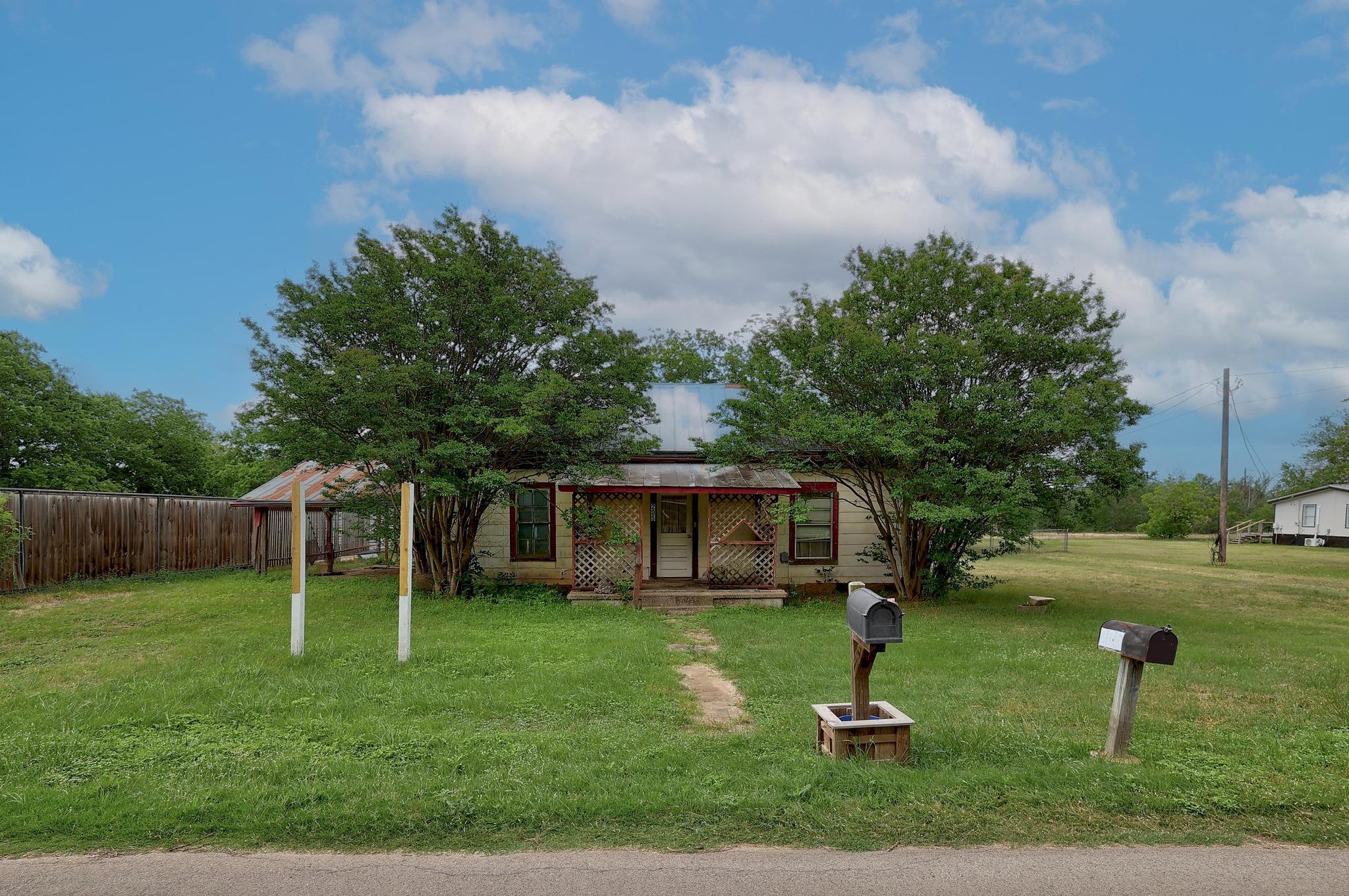 205 Fallwell ST, Liberty Hill, TX 78642 photo 2