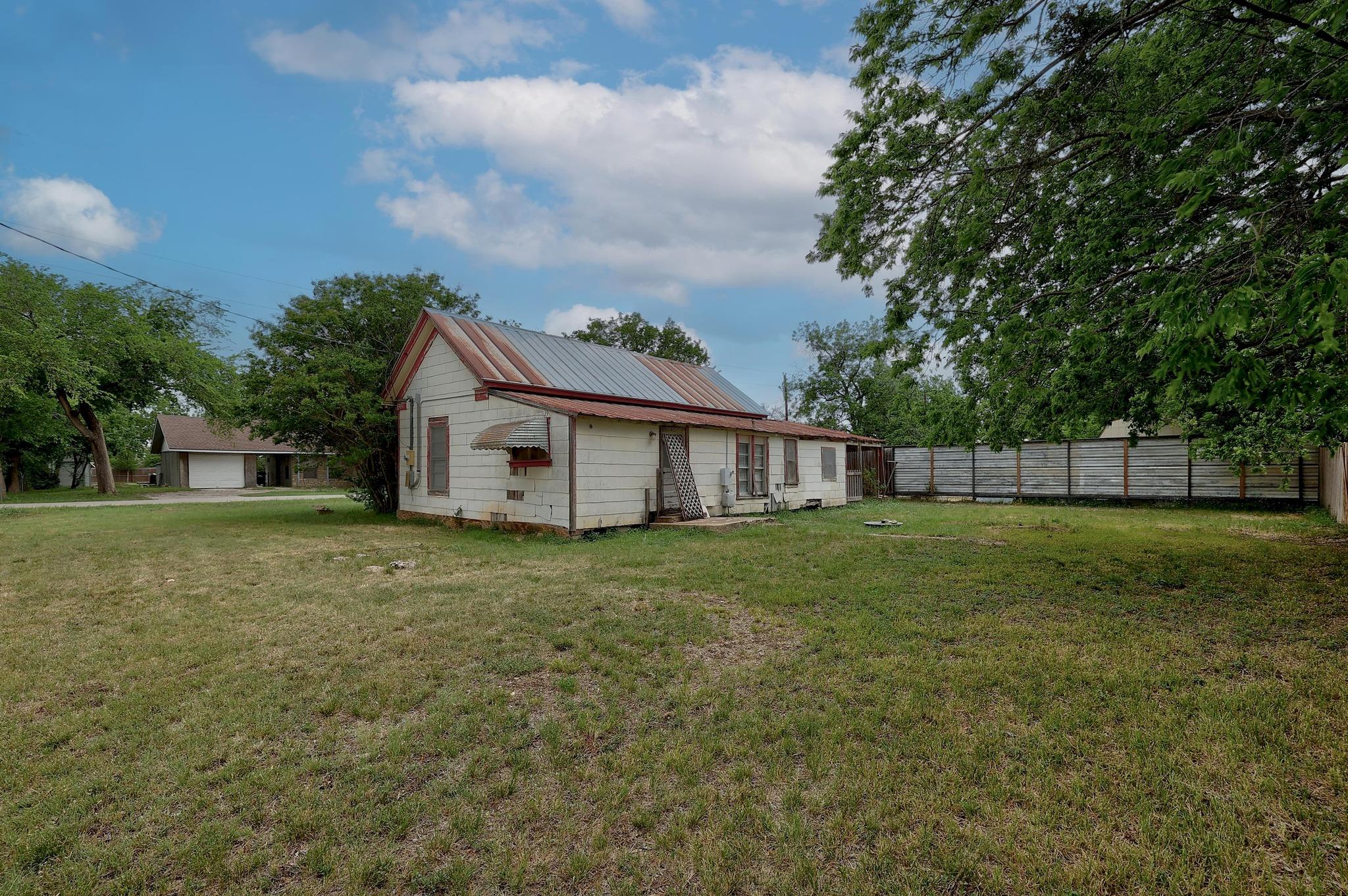205 Fallwell ST, Liberty Hill, TX 78642 photo 4