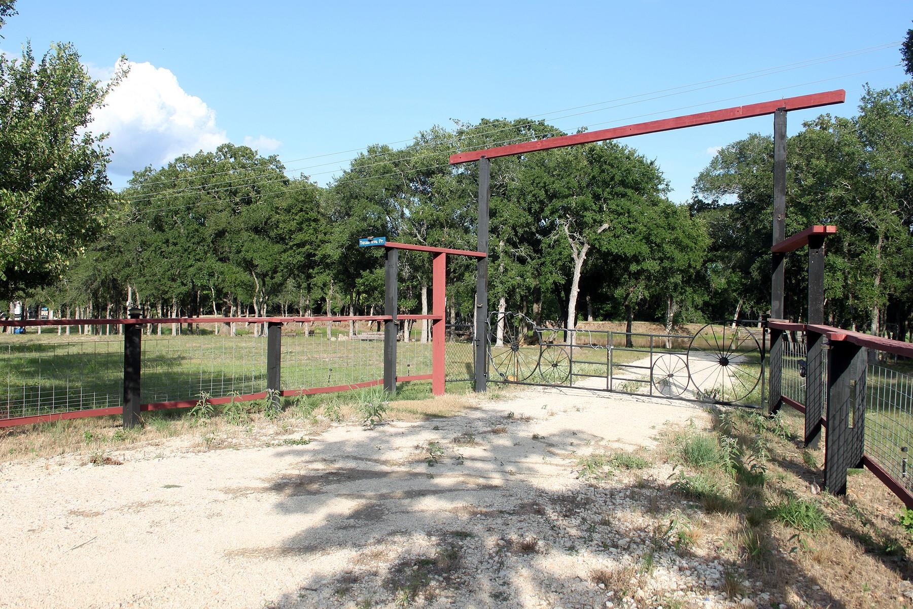 900 Old Lytton Springs RD, Lockhart, TX 78644 photo 2