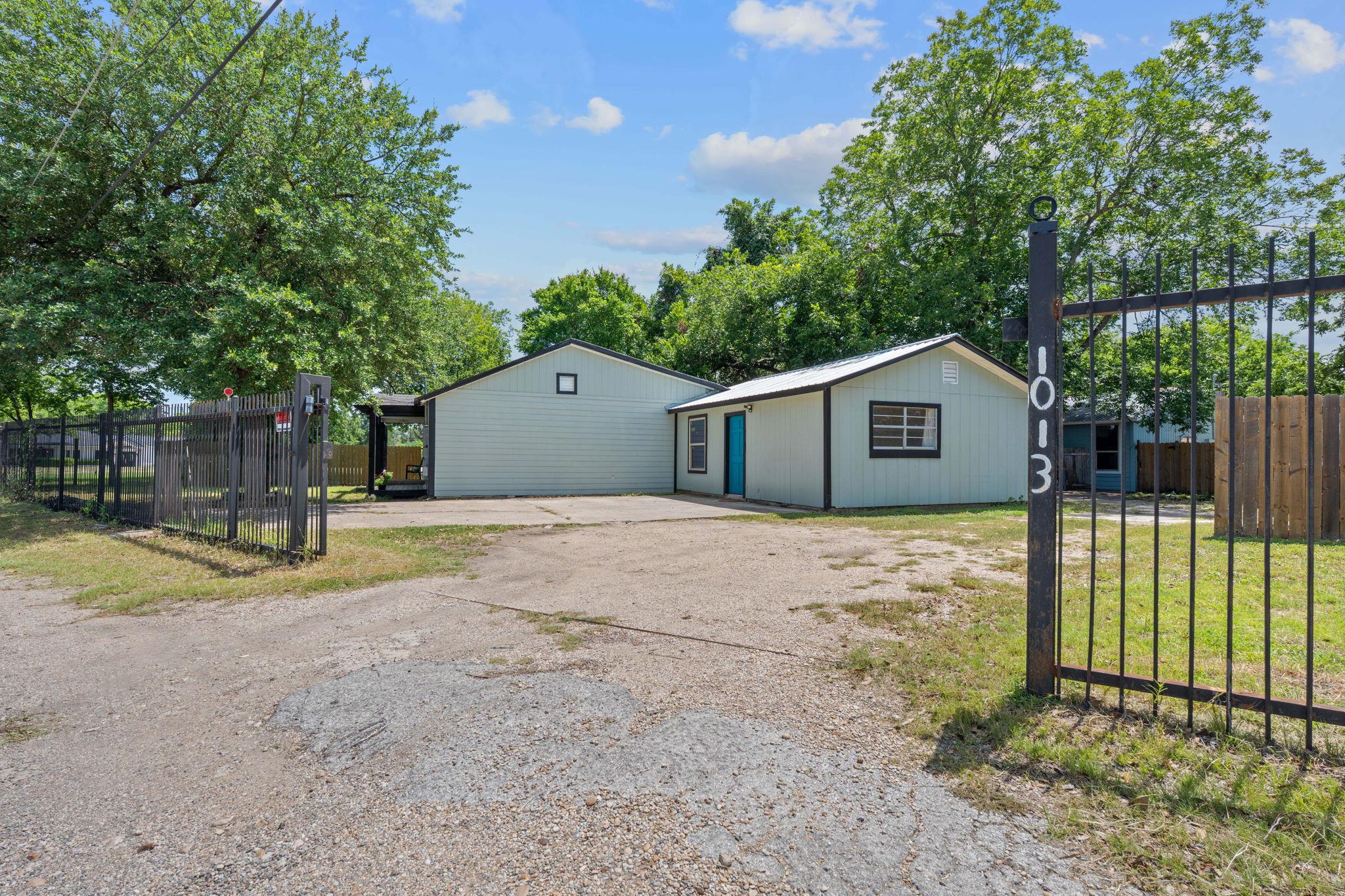 1013 Colorado ST, Lockhart, TX 78644 photo 5