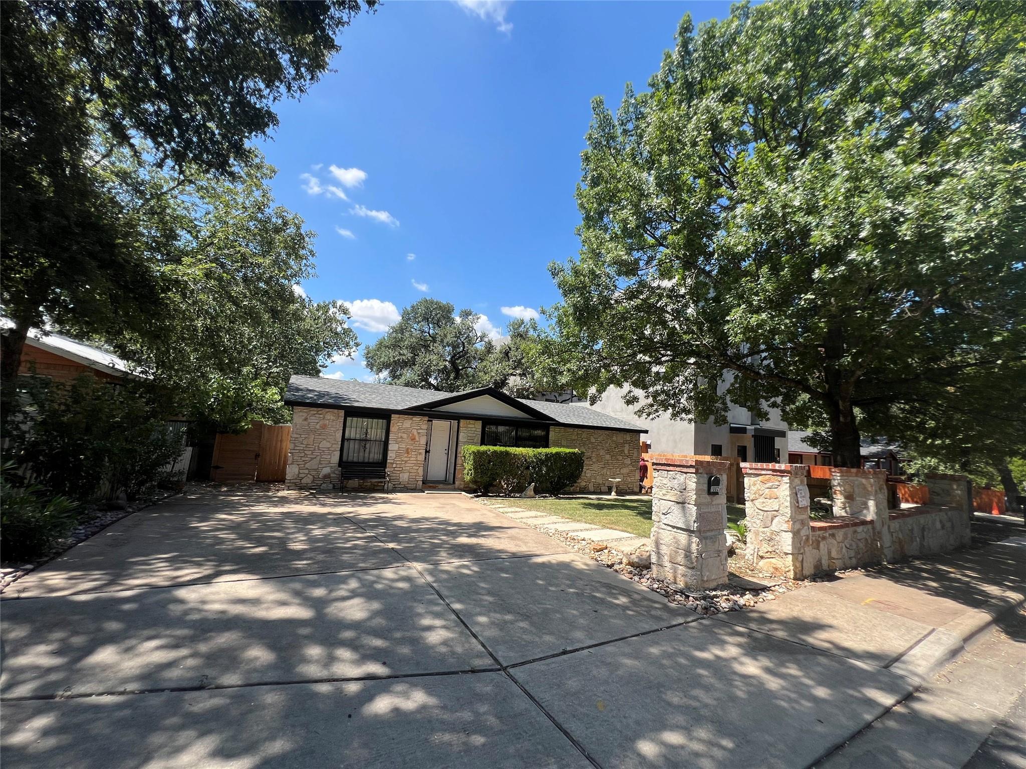 1002 Walter ST, Austin, TX 78702 photo 2