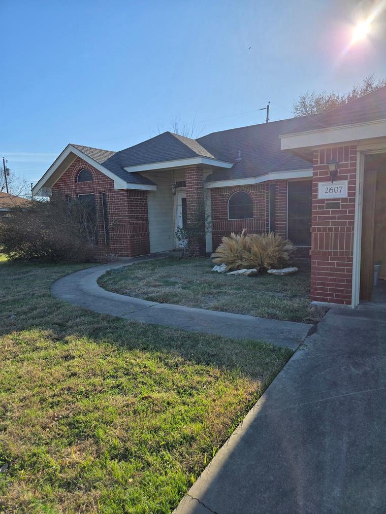 2607 Cherrylawn DR, Taylor, TX 76574 photo 2
