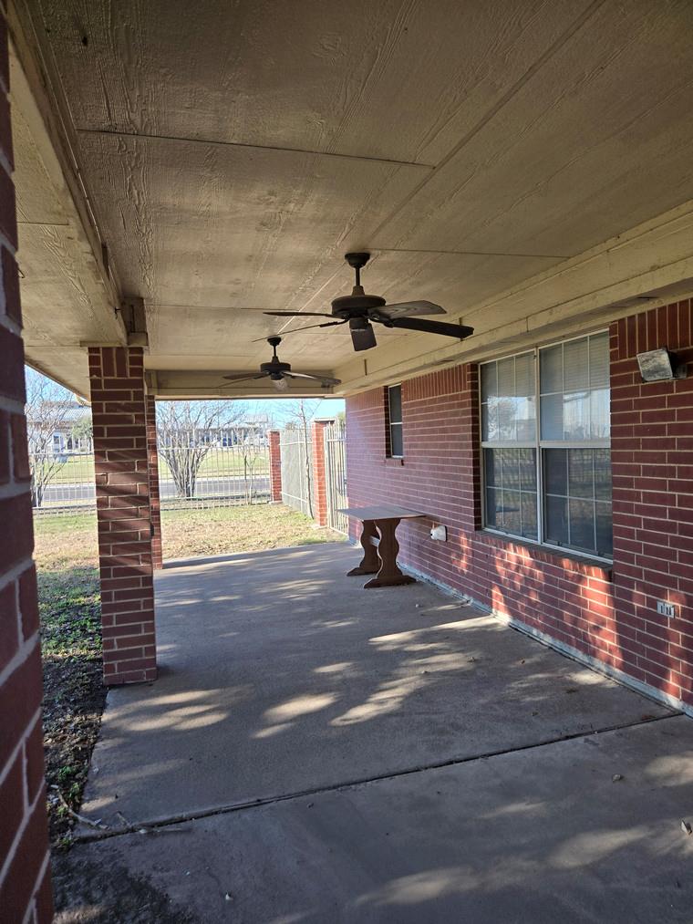 2607 Cherrylawn DR, Taylor, TX 76574 photo 4
