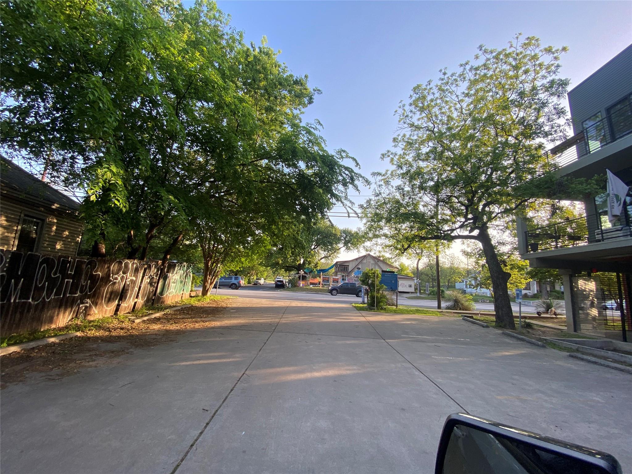 1613 7th ST, Austin, TX 78702 photo 2