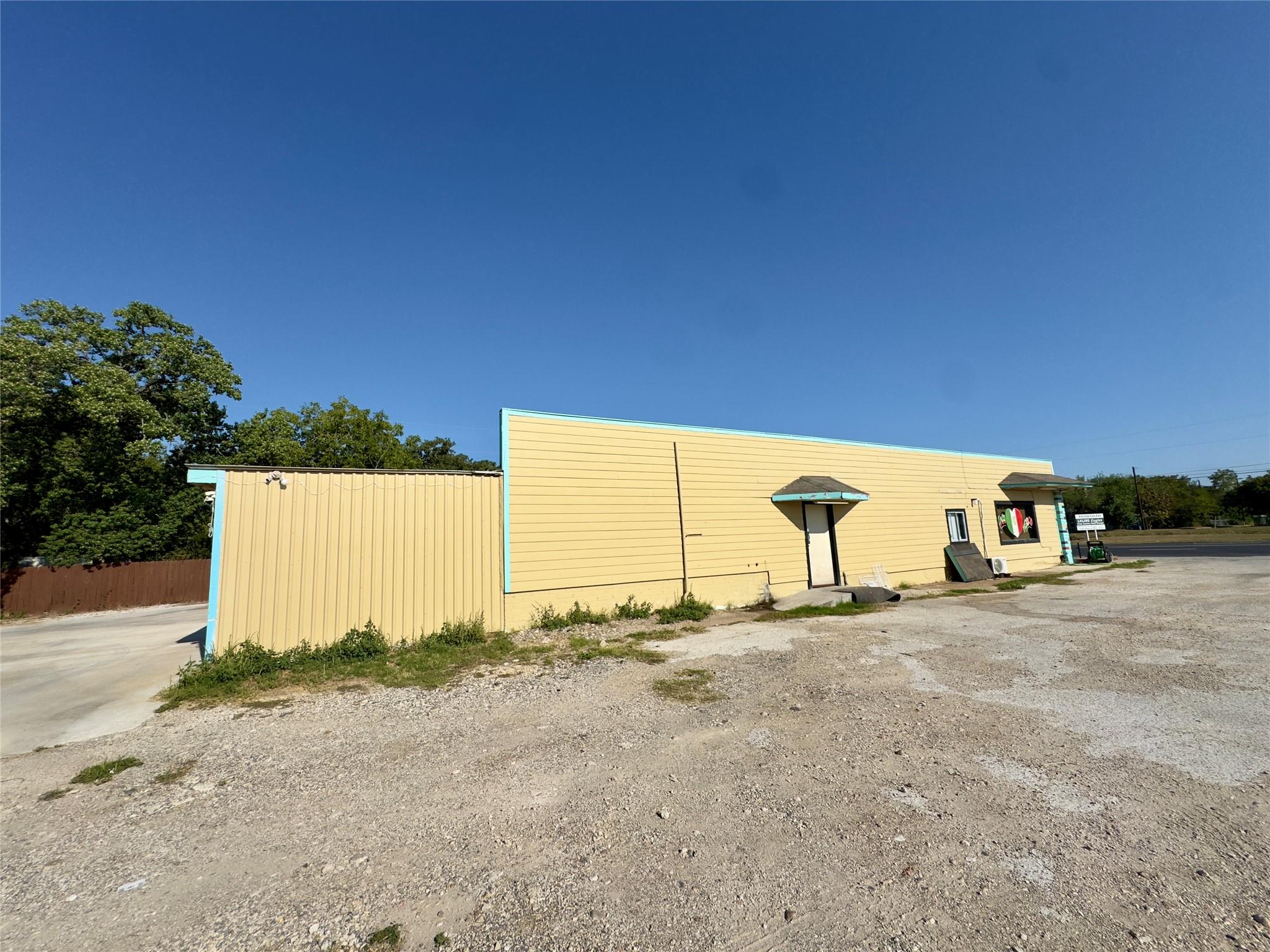 1212 Pierce ST, Luling, TX 78648 photo 3