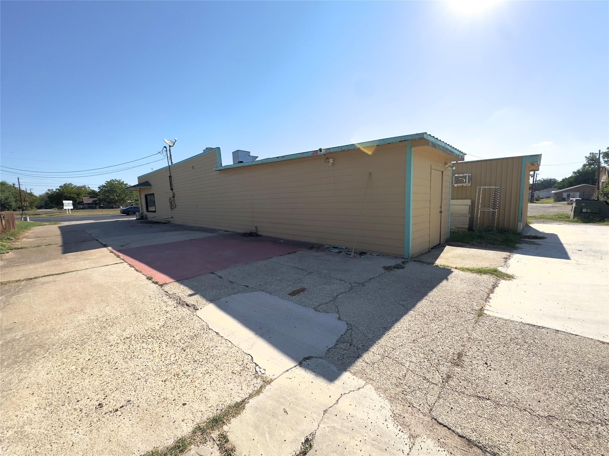 1212 Pierce ST, Luling, TX 78648 photo 5