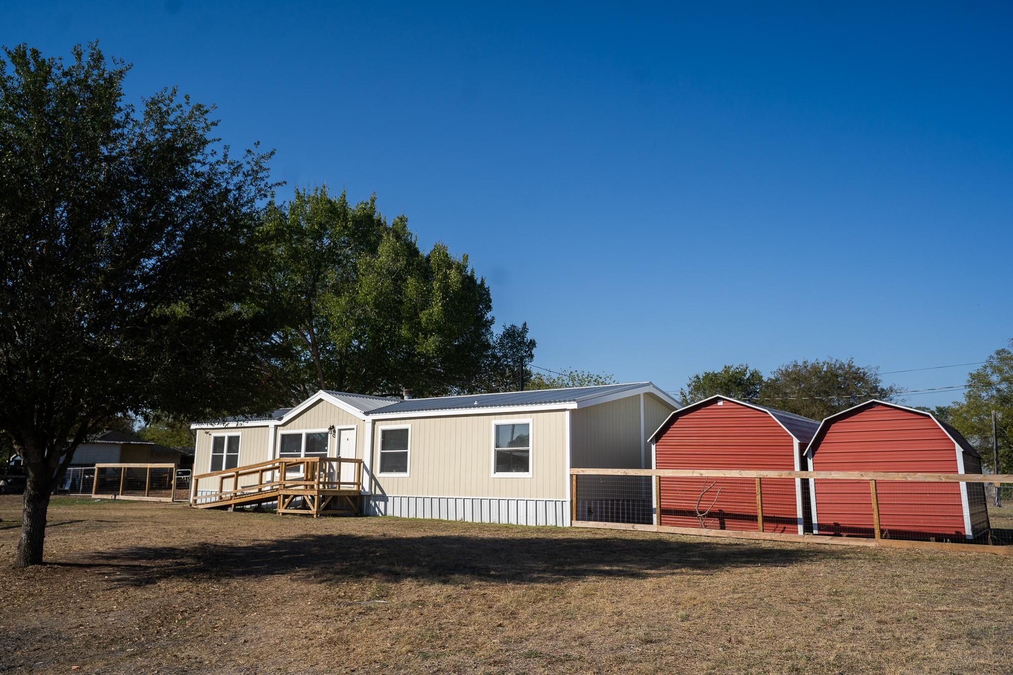 404 Mill ST, Flatonia, TX 78941 photo 2