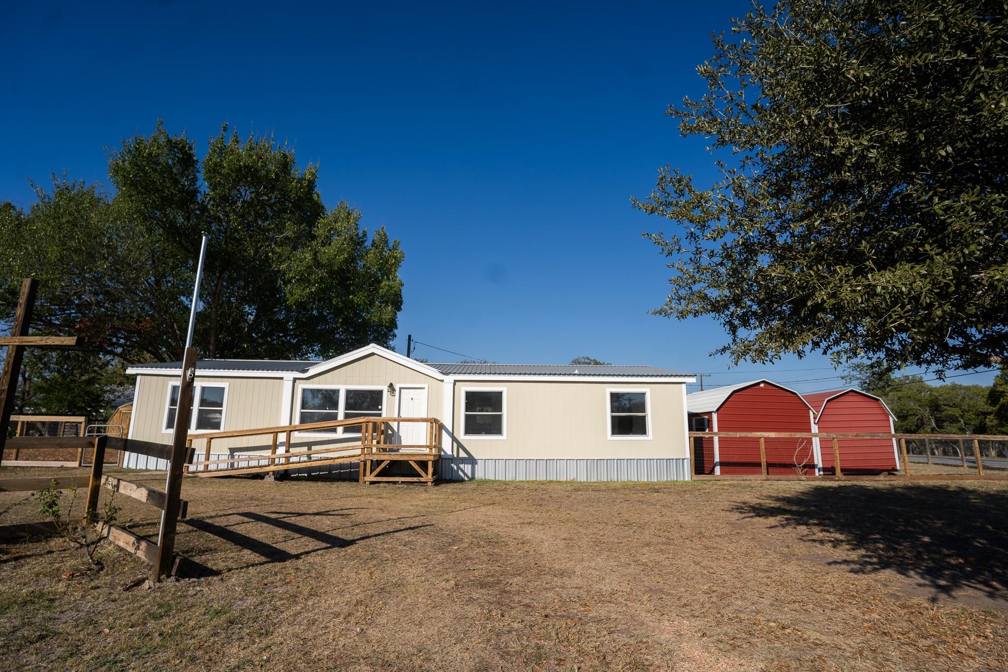 404 Mill ST, Flatonia, TX 78941 photo 3