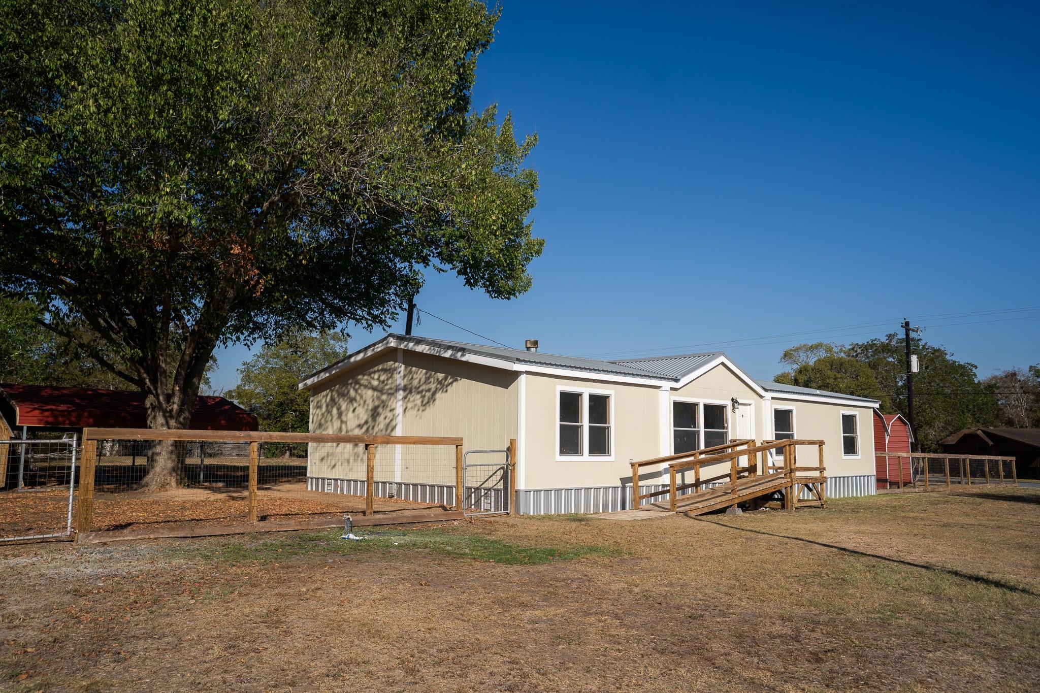 404 Mill ST, Flatonia, TX 78941 photo 5