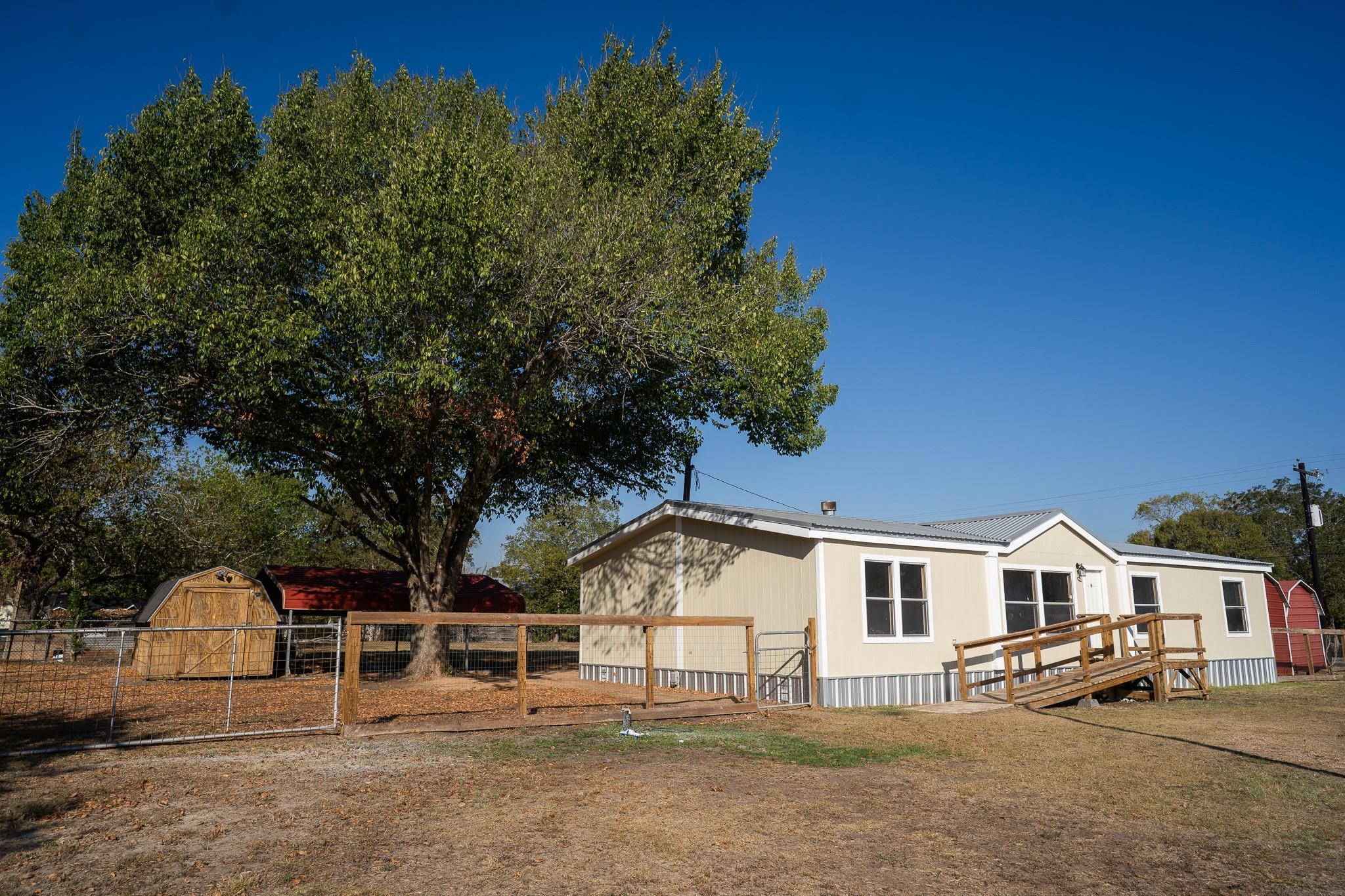 404 Mill ST, Flatonia, TX 78941 photo 4