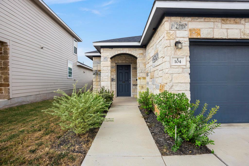 104 Katie Elder DR, Jarrell, TX 76537 photo 2