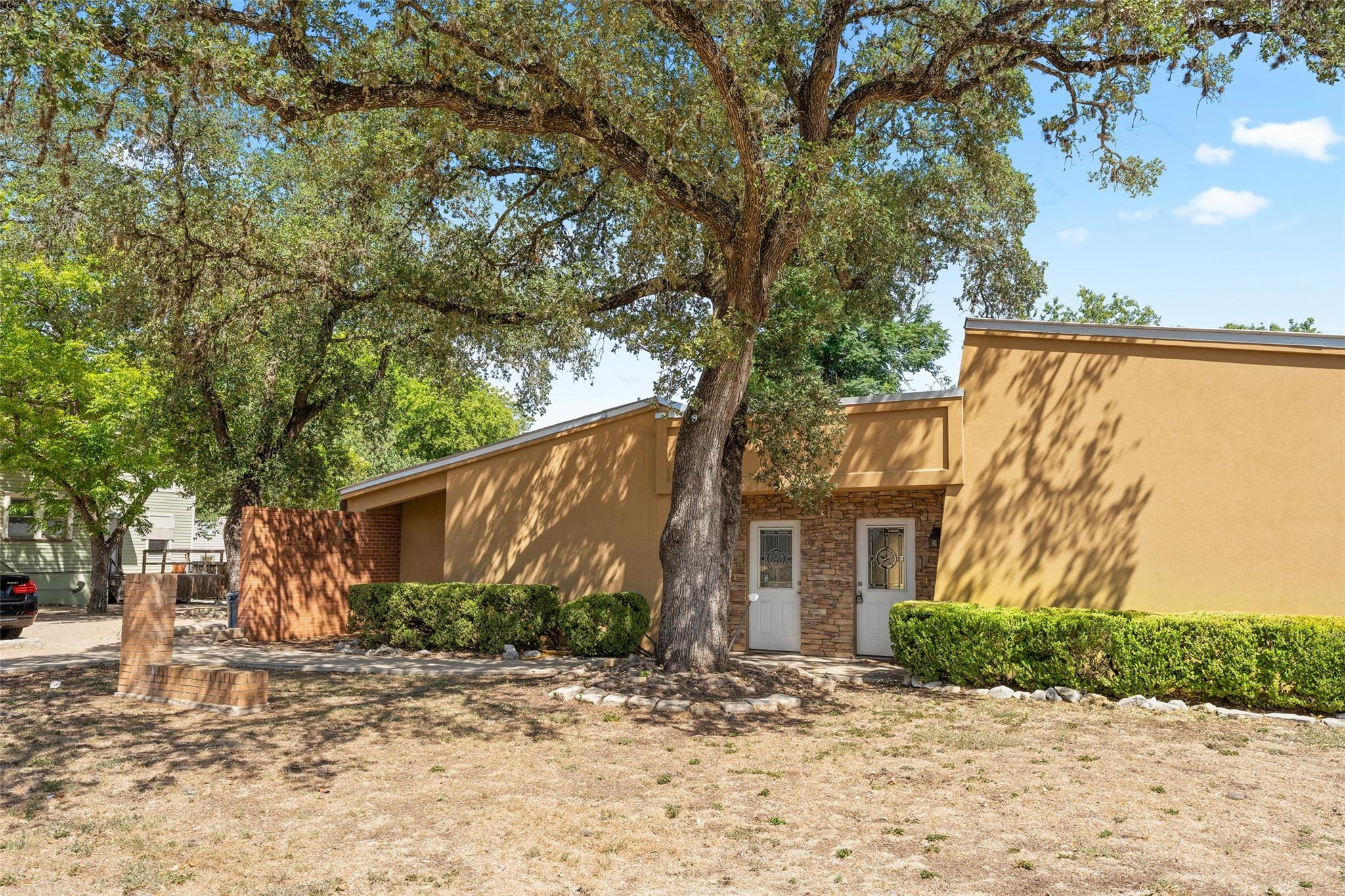 521 & 525 Hutchison ST, San Marcos, TX 78666 photo 3