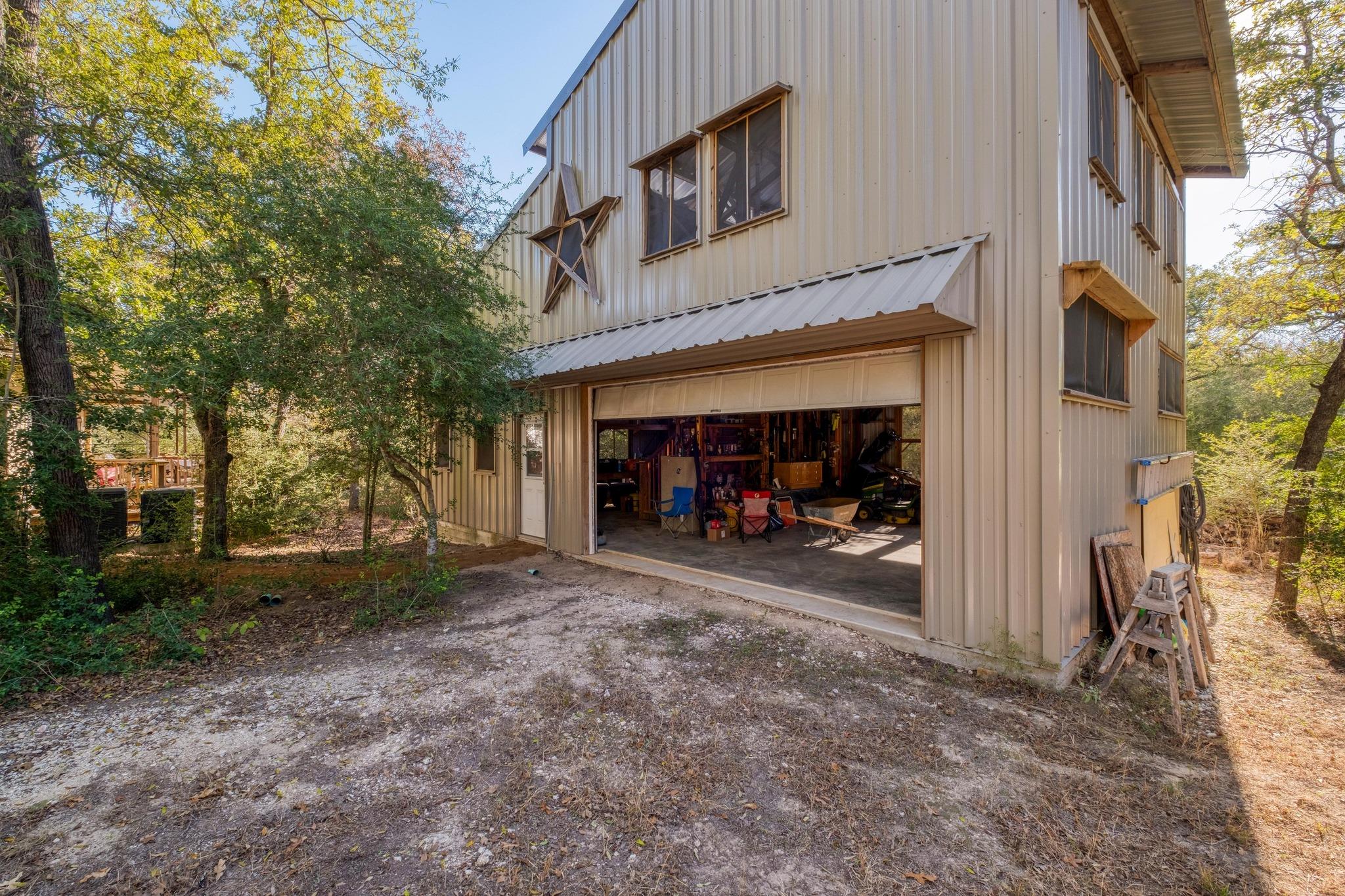 123 Bowie TRL, Luling, TX 78648 photo 3