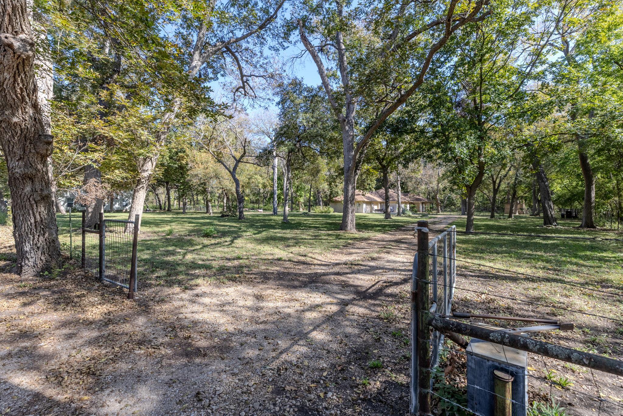 75 County Road 129, Taylor, TX 76574 photo 3