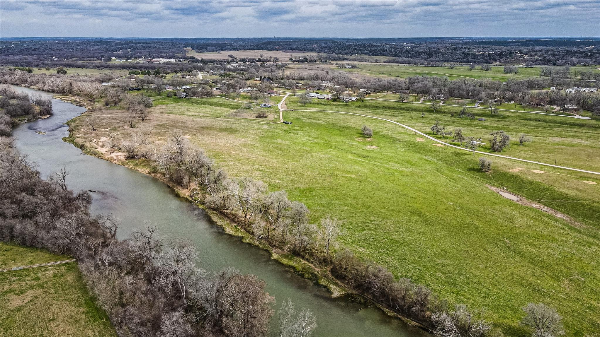 121 Mechelle ST, Smithville, TX 78957 photo 4