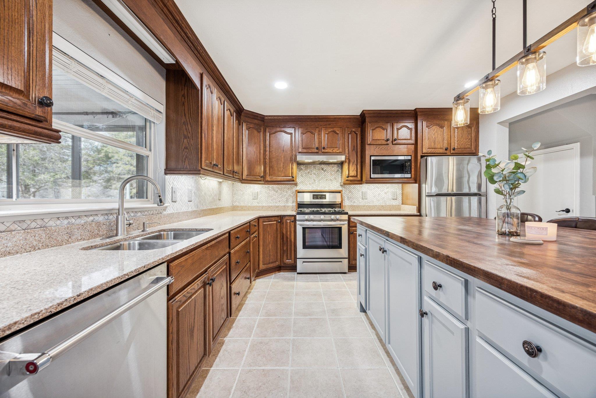 114 Upola CT, Bastrop, TX 78602 photo 4