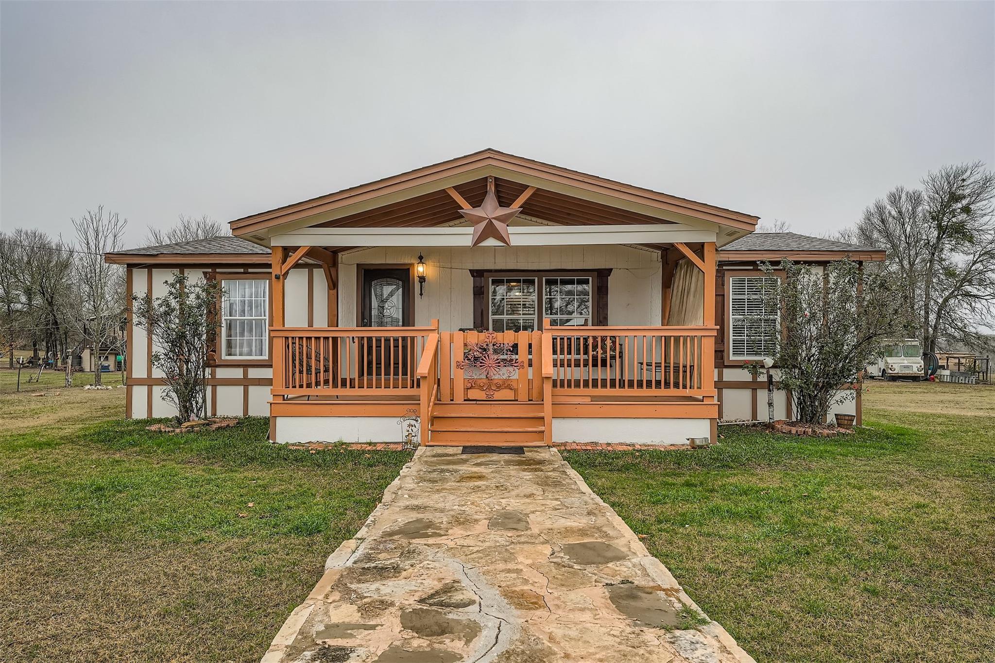 145 Alyssa LOOP, Bastrop, TX 78602 photo 2