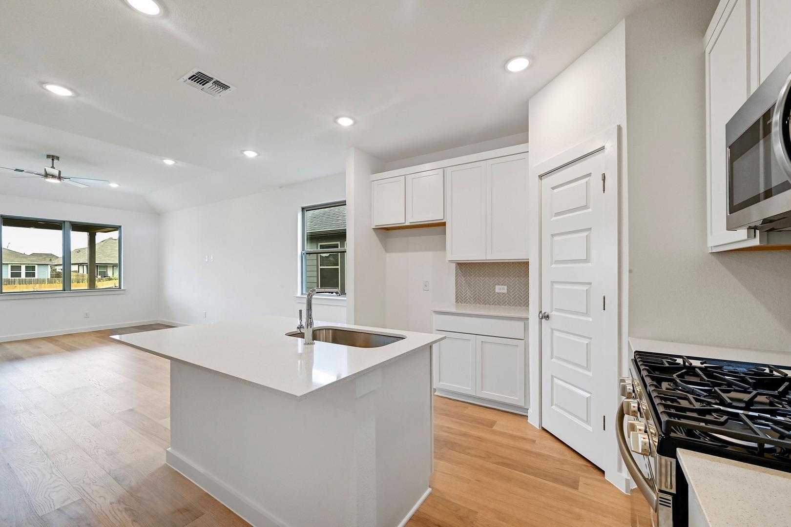 1012 Universal DR, Hutto, TX 78634 photo 4