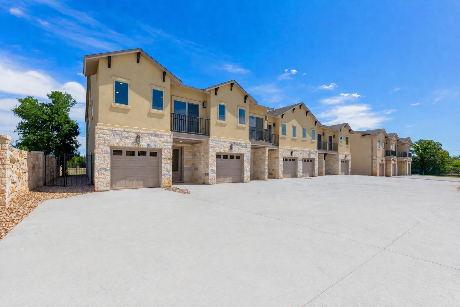 100 Tesla CIR, Round Rock, TX 78681 photo 2