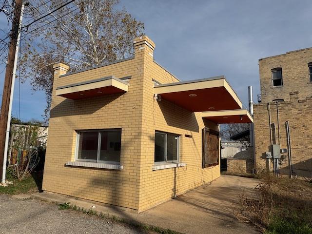 109 NE 2nd ST, Smithville, TX 78957 photo 4