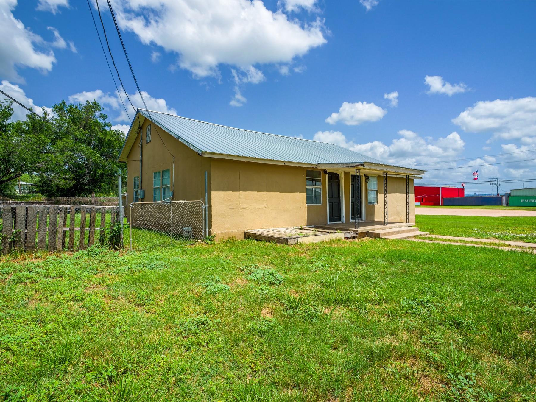 1004 Avon Ave, Llano, TX 78643 photo 2