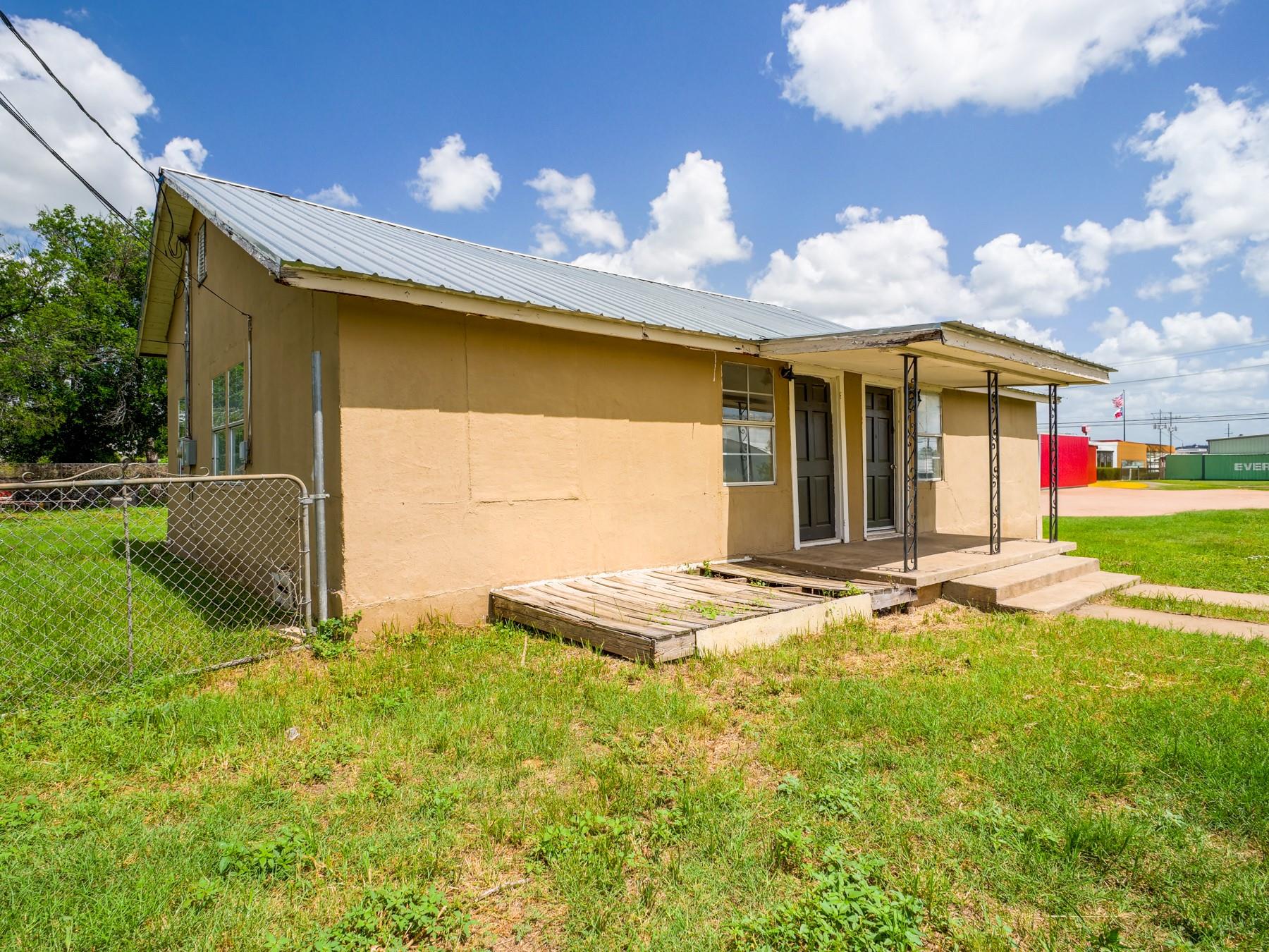 1004 Avon Ave, Llano, TX 78643 photo 4