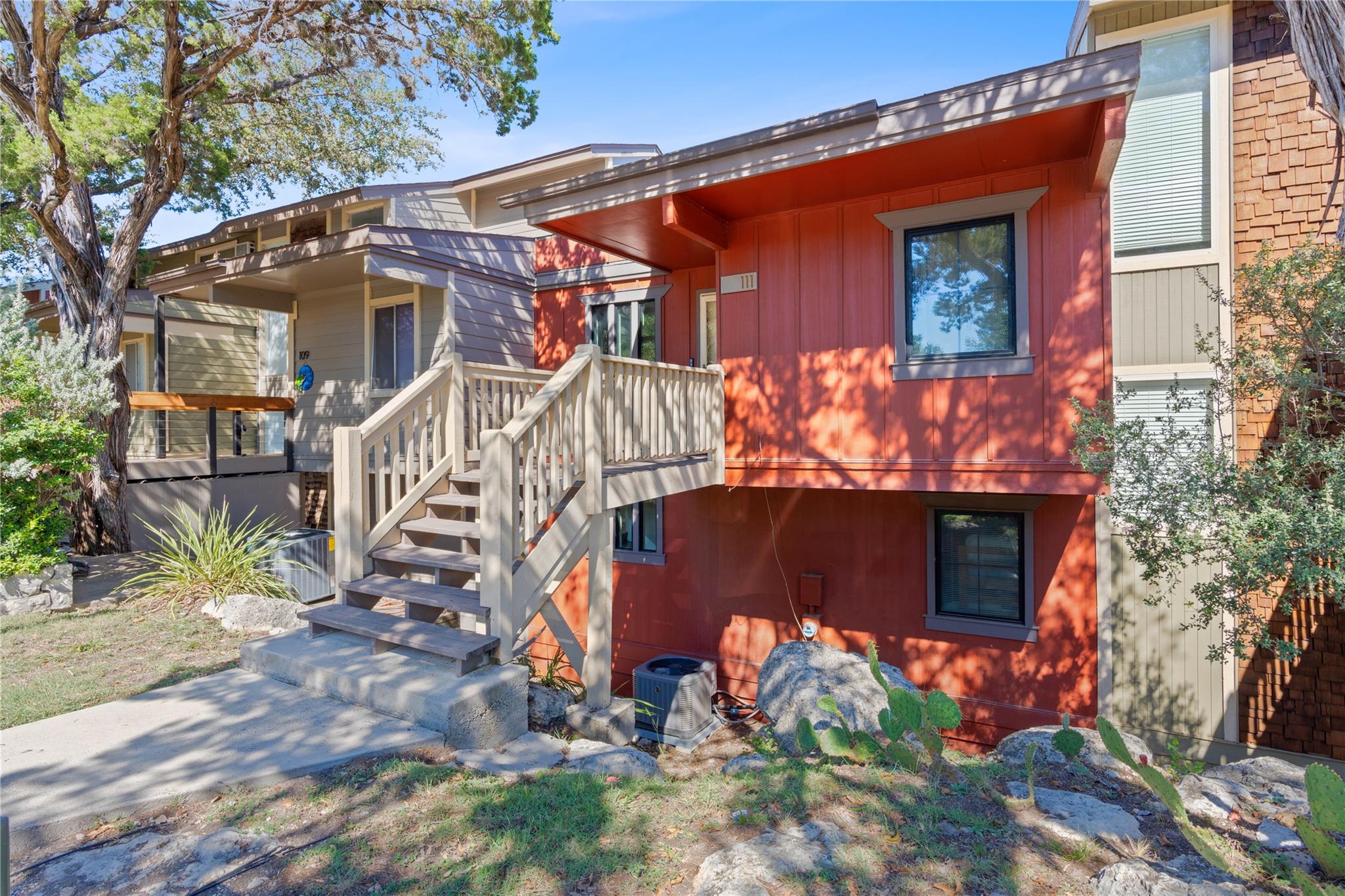 111 Comanche PT, Point Venture, TX 78645 photo 2
