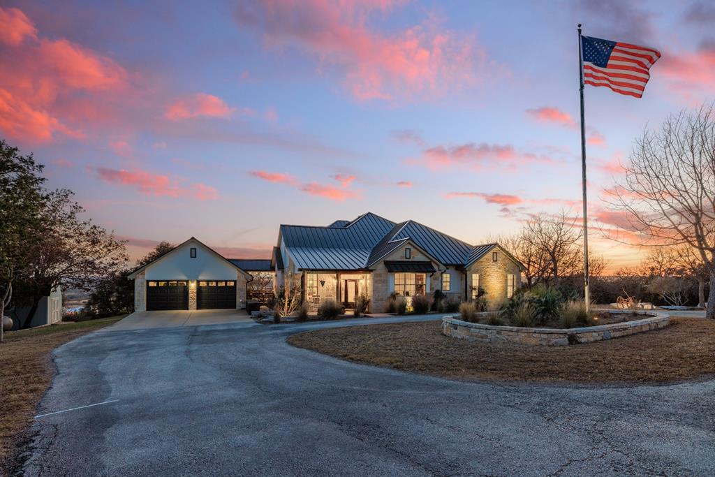 169 Royal Oaks Hill, Fredericksburg, TX 78624 photo 2