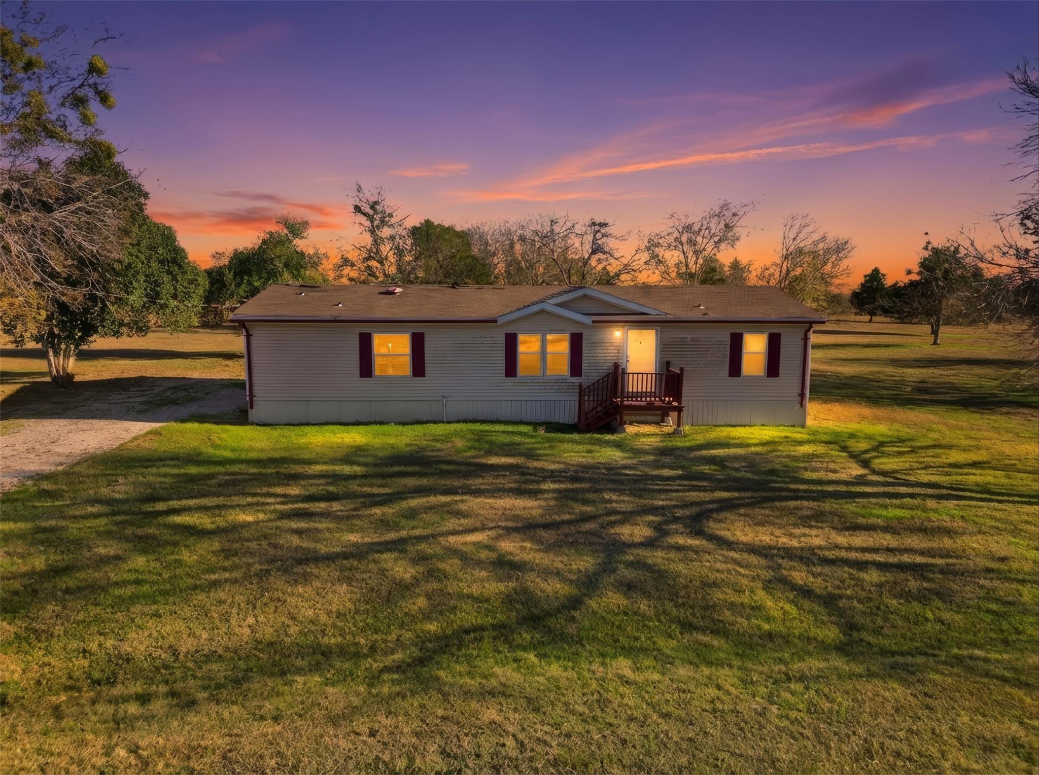 1123 Dunn ST, Yoakum, TX 77995 photo 3