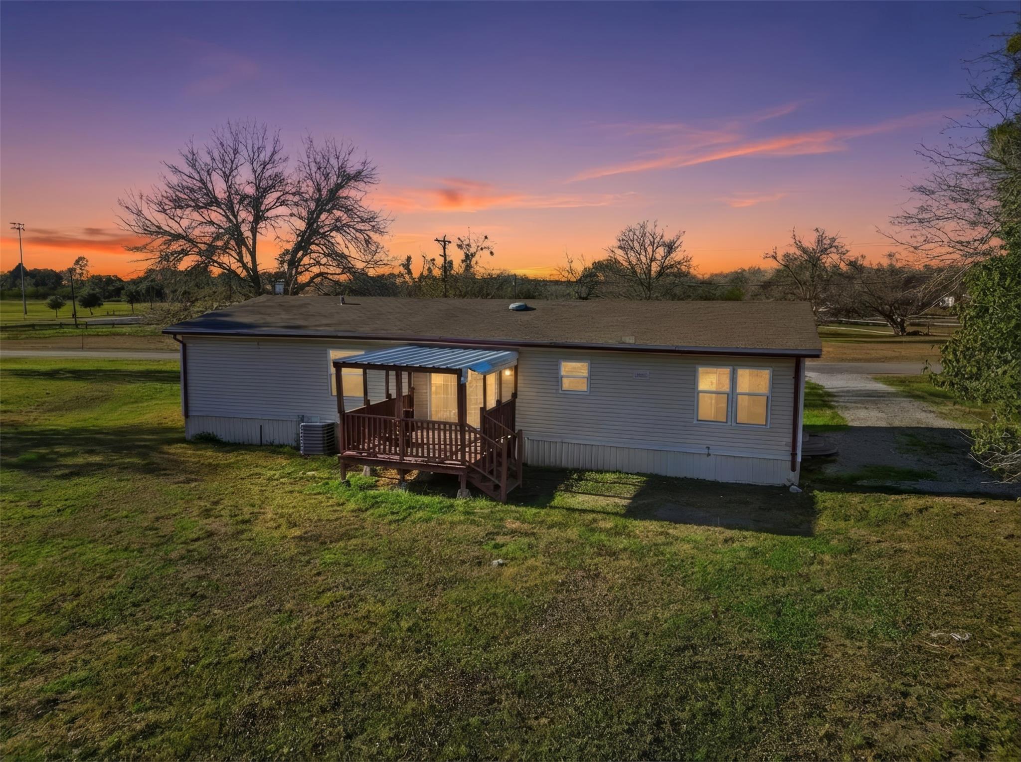 1123 Dunn ST, Yoakum, TX 77995 photo 4
