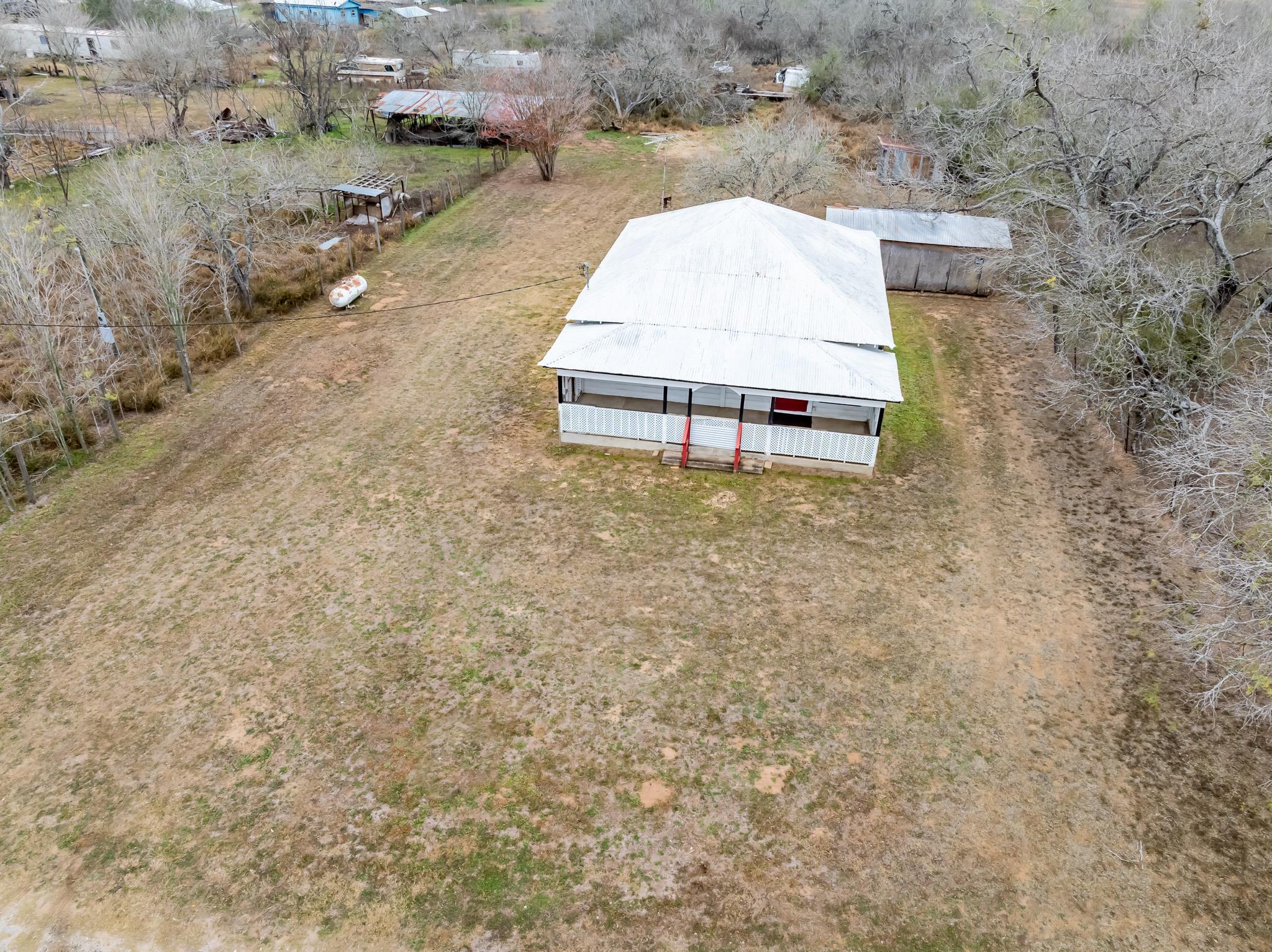 406 Carpenter ST, Smiley, TX 78159 photo 2