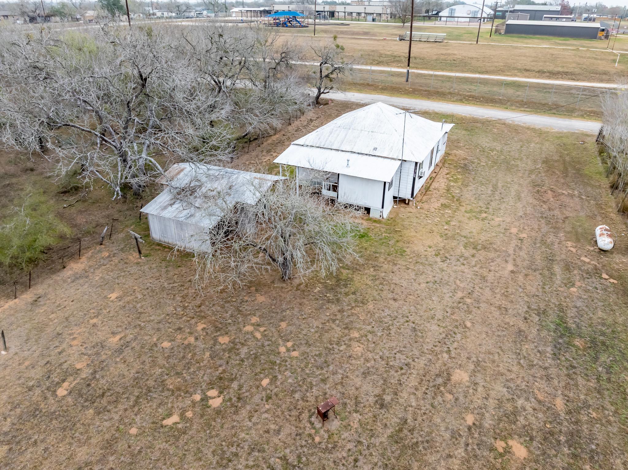 406 Carpenter ST, Smiley, TX 78159 photo 3