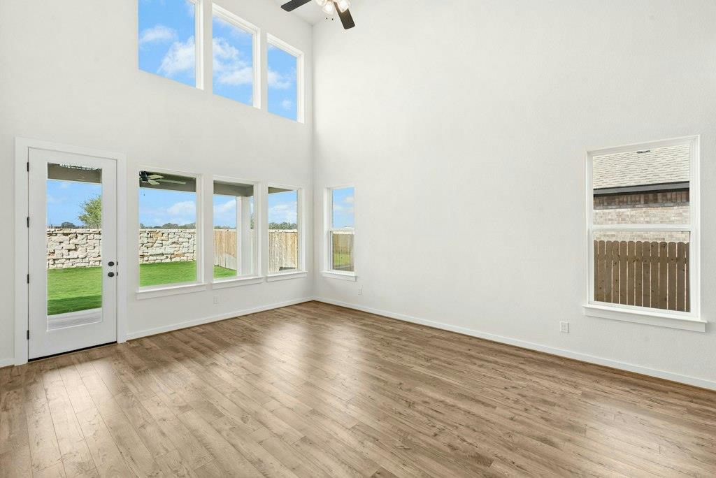 404 Amista DR, Liberty Hill, TX 78642 photo 3