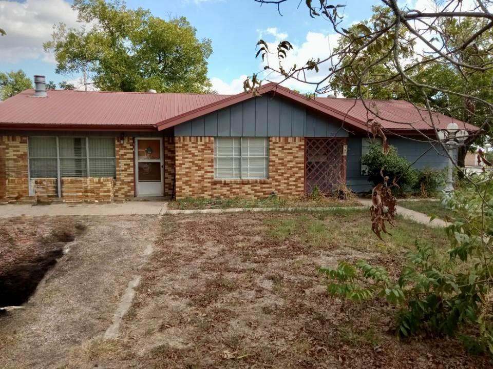 709 W 11TH ST, Elgin, TX 78621 photo 2