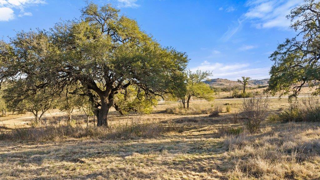 885 Stanton RD, Johnson City, TX 78636 photo 2