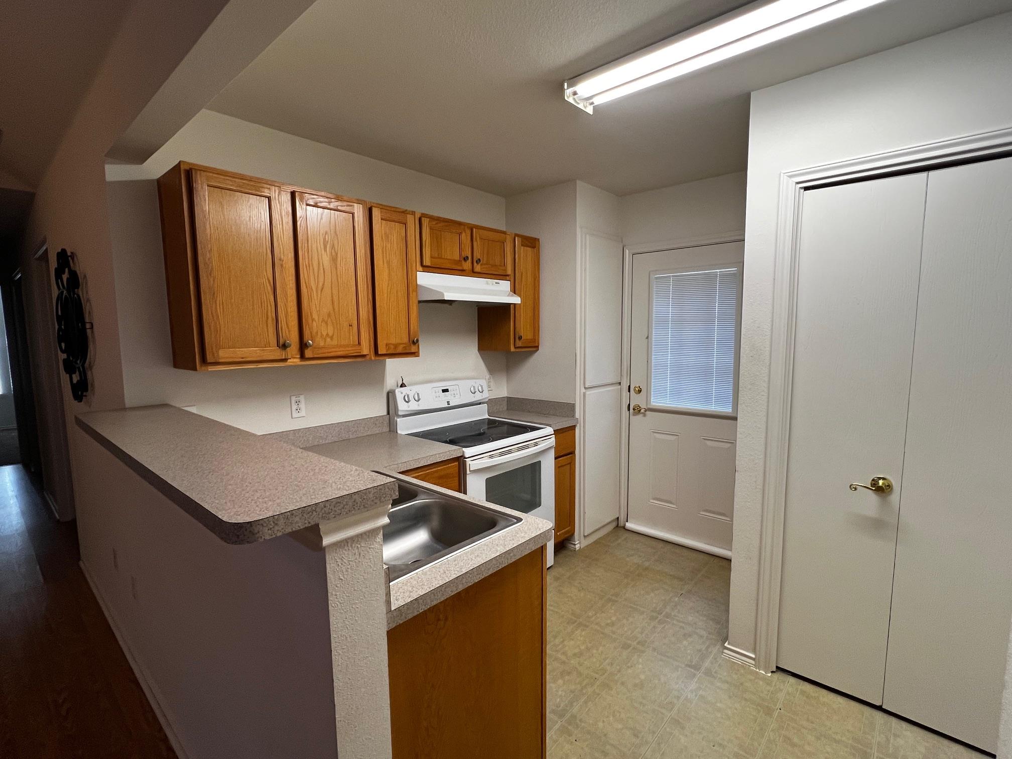 833 Camp ST, La Grange, TX 78945 photo 4