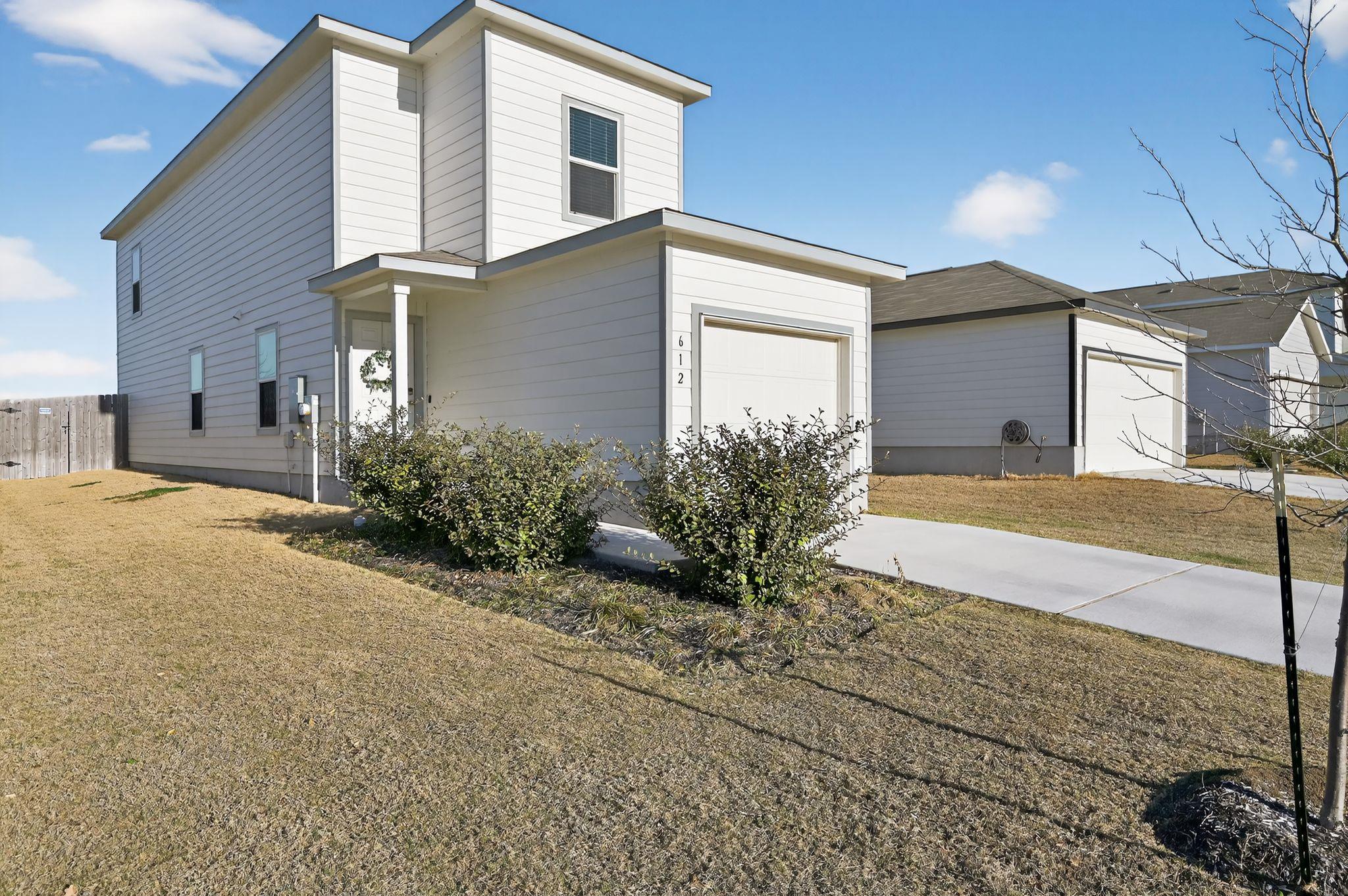 612 Marty Allen LOOP, Jarrell, TX 76537 photo 2