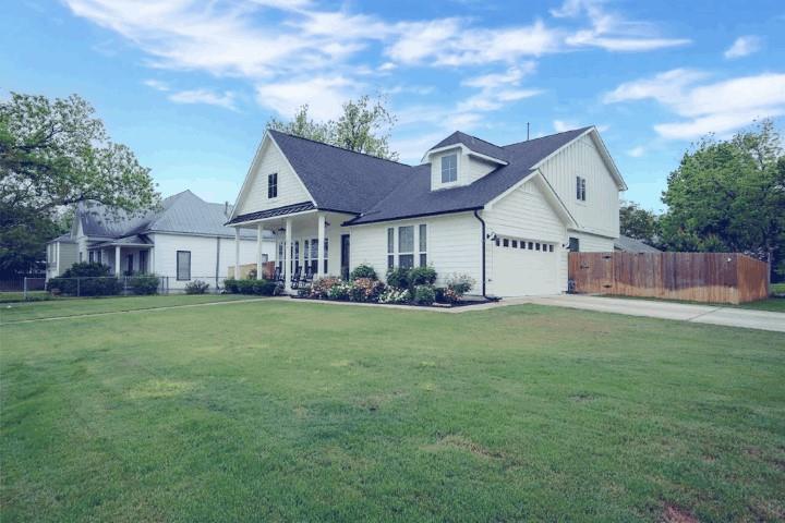 1215 Davis ST, Taylor, TX 76574 photo 2