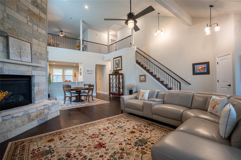1215 Davis ST, Taylor, TX 76574 photo 4