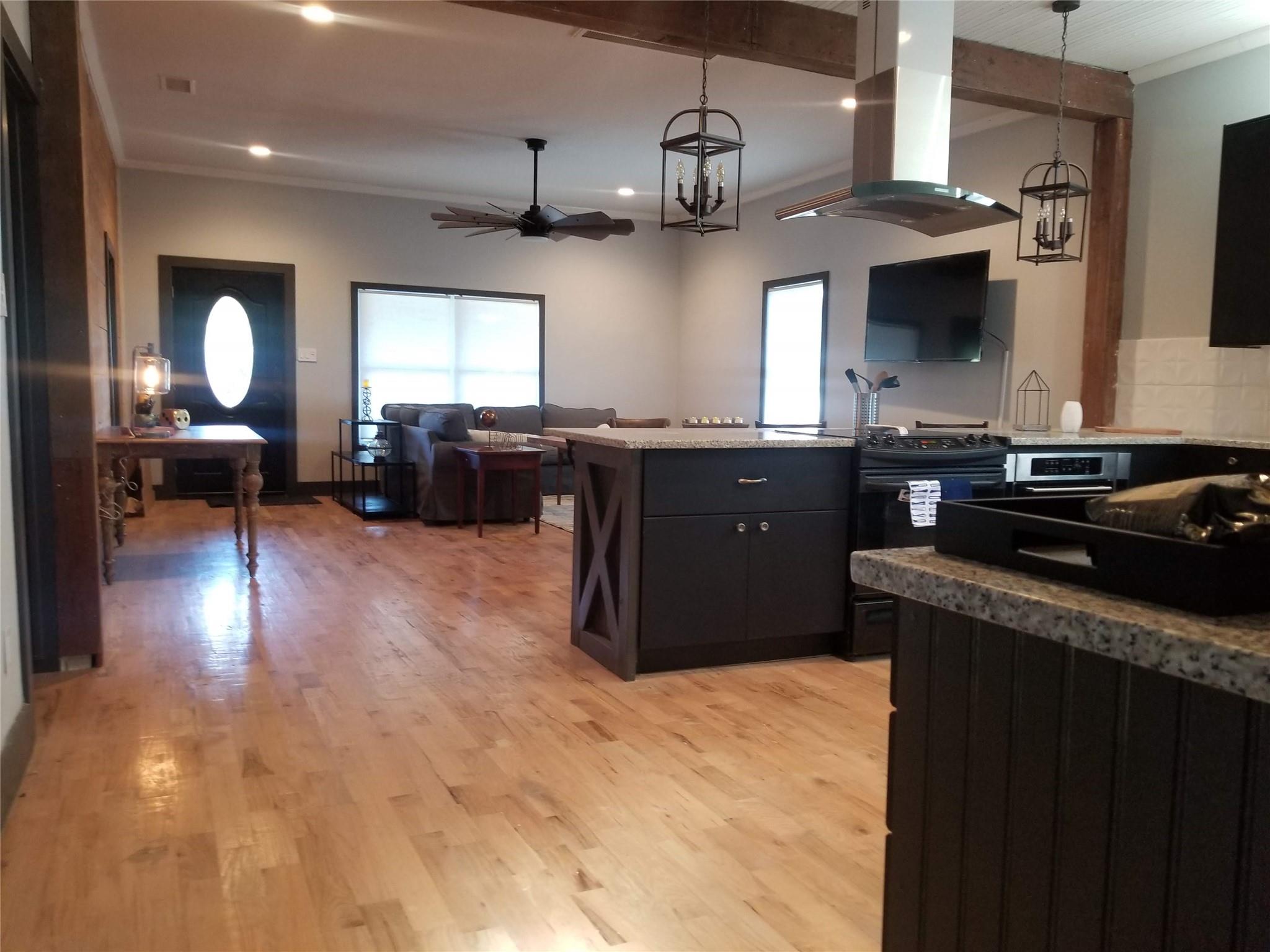 410 Milam Ave, Round Rock, TX 78664 photo 3