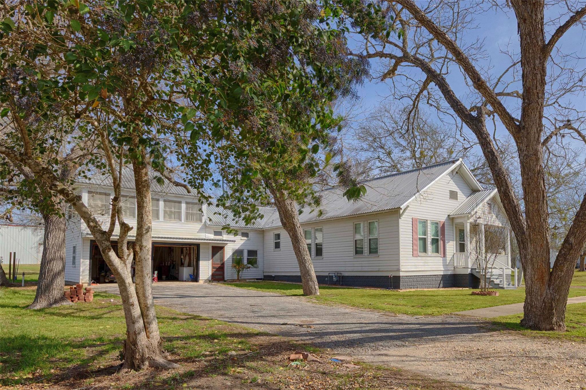 309 Anderson ST, Schulenburg, TX 78956 photo 2