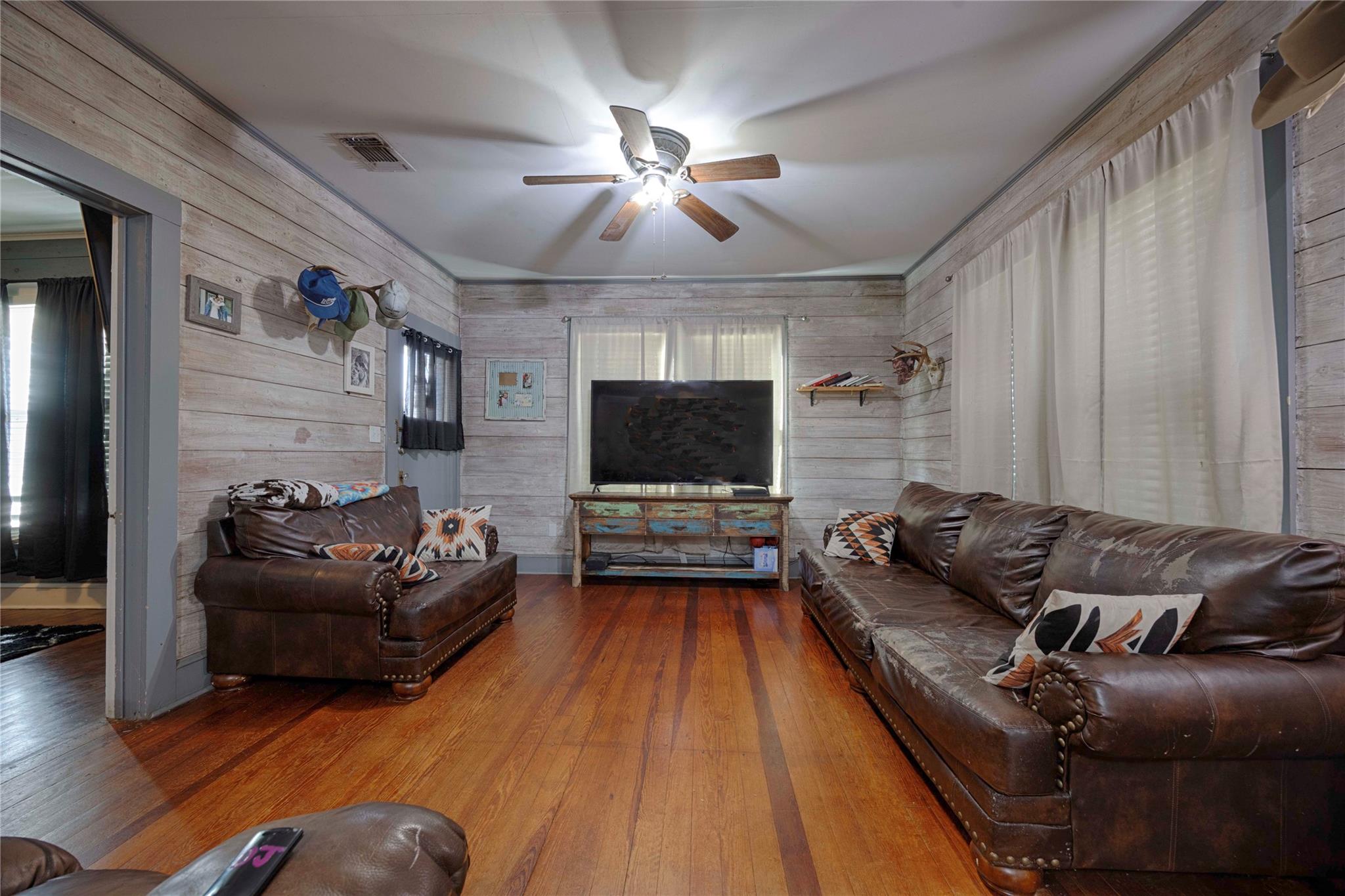 309 Anderson ST, Schulenburg, TX 78956 photo 4